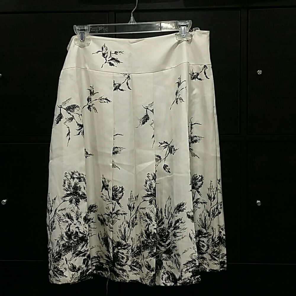 Nine West silk skirt new